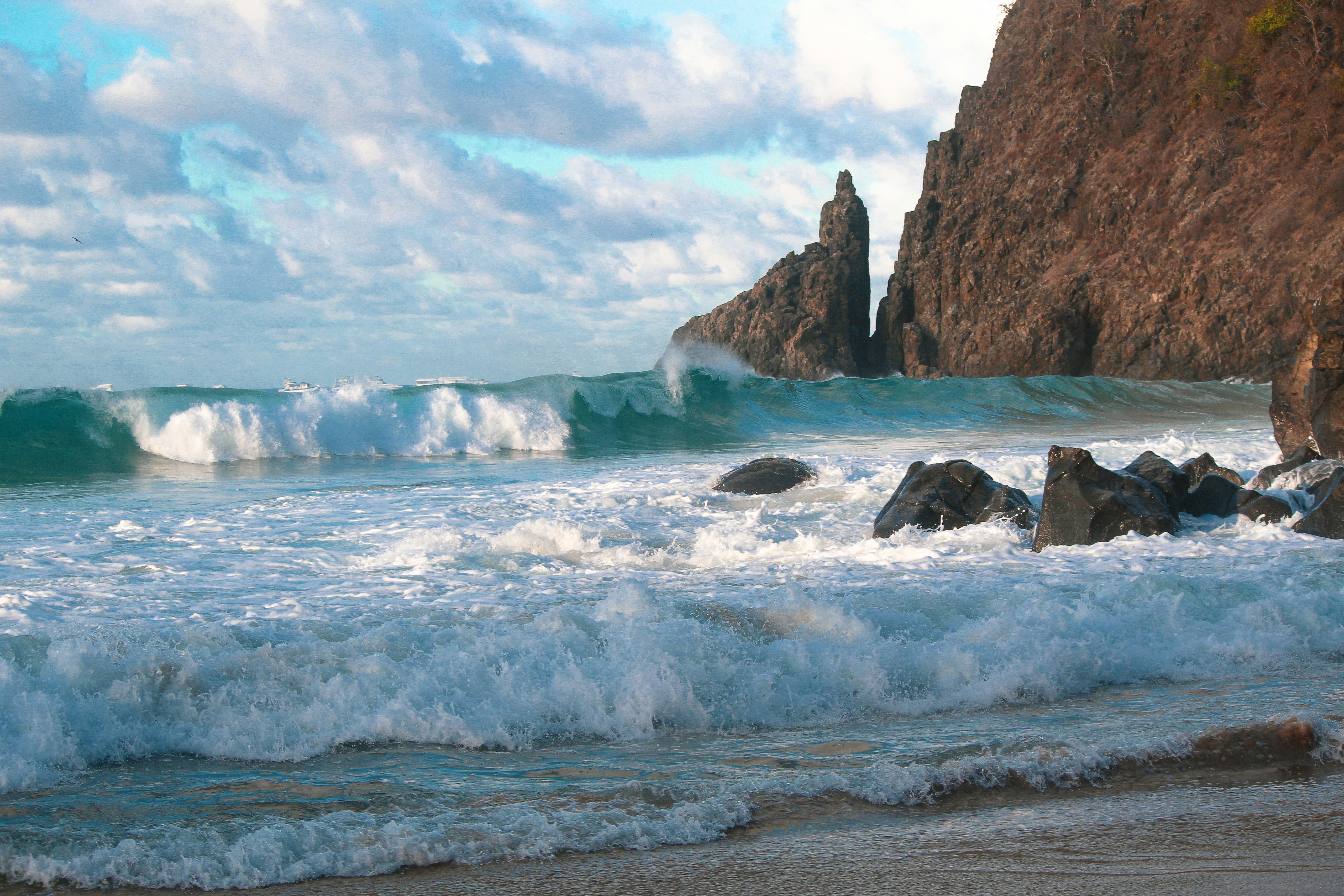 praia com pequenas ondas